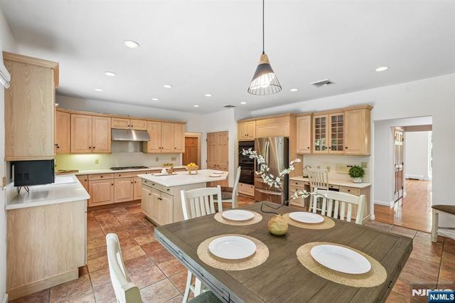 11 Carrington Court, Woodcliff Lake, NJ 07677
