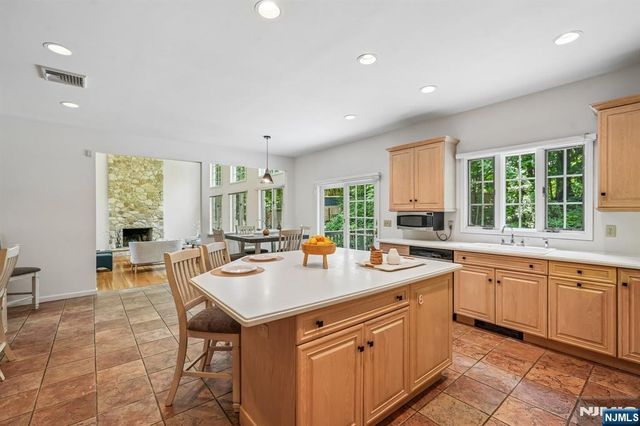 11 Carrington Court, Woodcliff Lake, NJ 07677