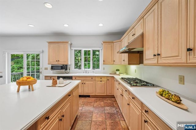 11 Carrington Court, Woodcliff Lake, NJ 07677
