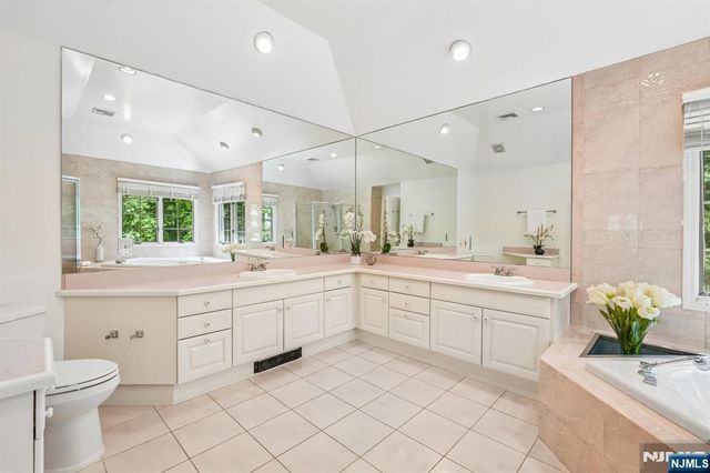 11 Carrington Court, Woodcliff Lake, NJ 07677
