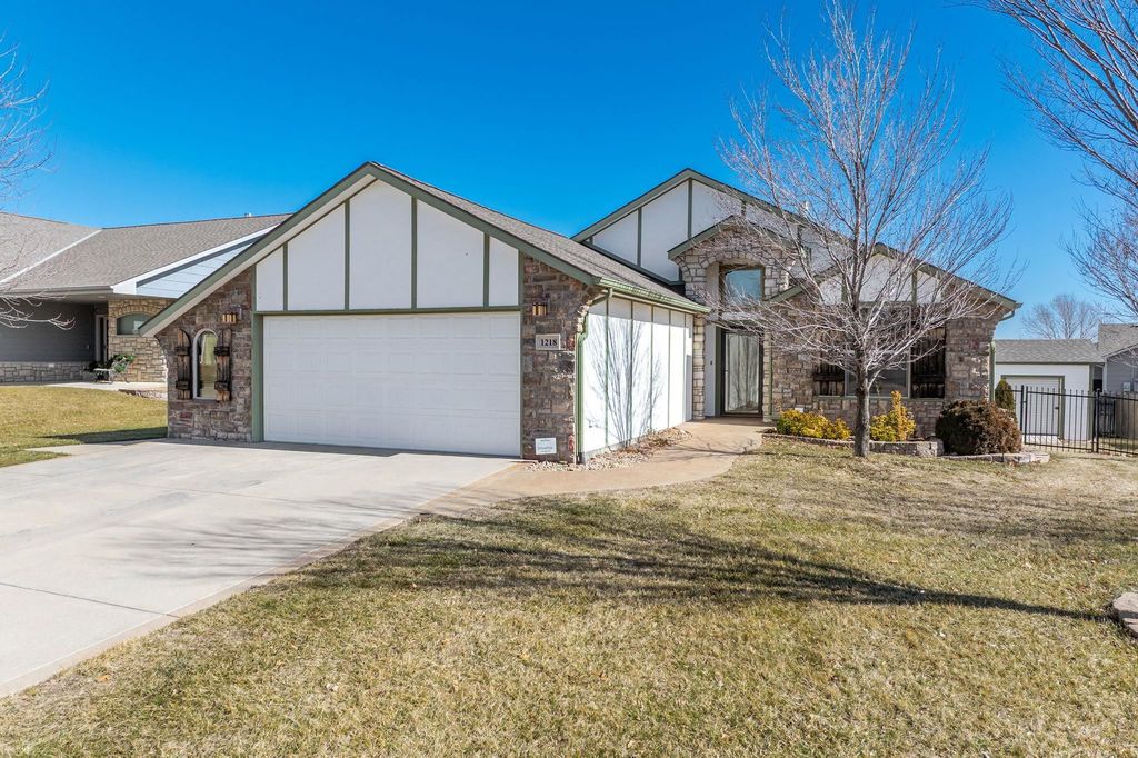 1218 N Hamilton Cir, Derby, KS 67037