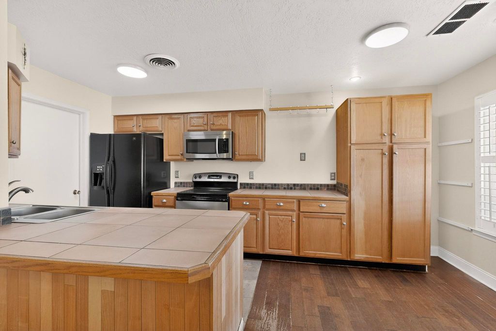 Image 11 of property listing at 6500 Martin Court NE, Albuquerque, NM 87109