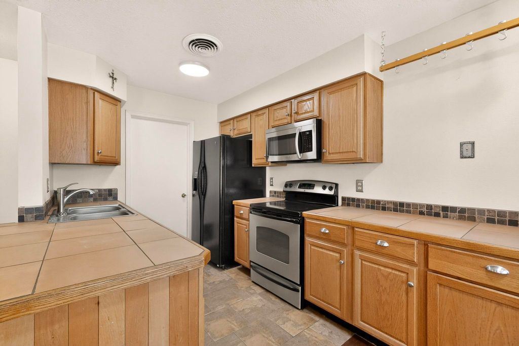 Image 12 of property listing at 6500 Martin Court NE, Albuquerque, NM 87109