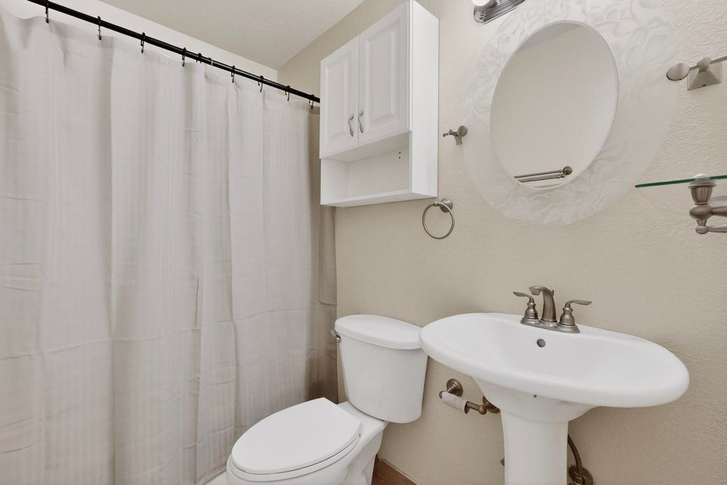 Image 13 of property listing at 6500 Martin Court NE, Albuquerque, NM 87109