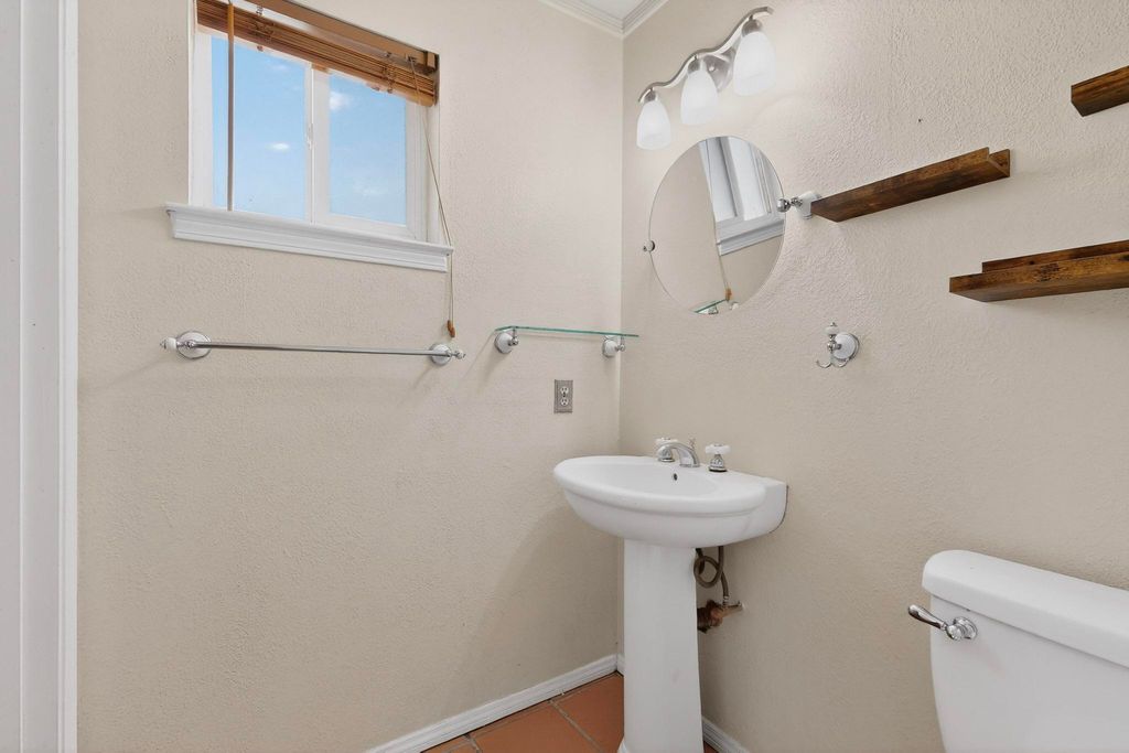 Image 19 of property listing at 6500 Martin Court NE, Albuquerque, NM 87109