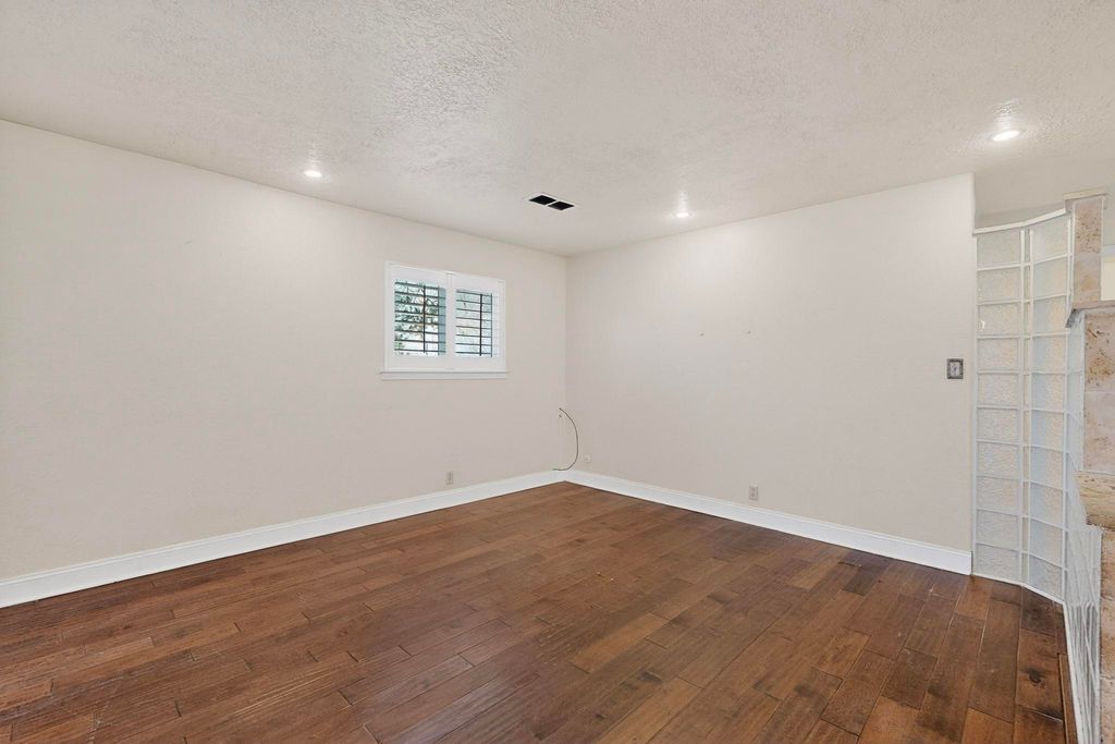 Image 2 of property listing at 6500 Martin Court NE, Albuquerque, NM 87109