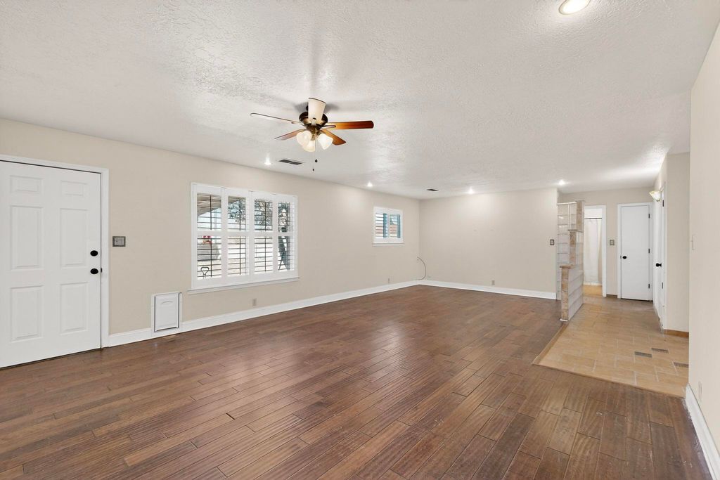 Image 3 of property listing at 6500 Martin Court NE, Albuquerque, NM 87109