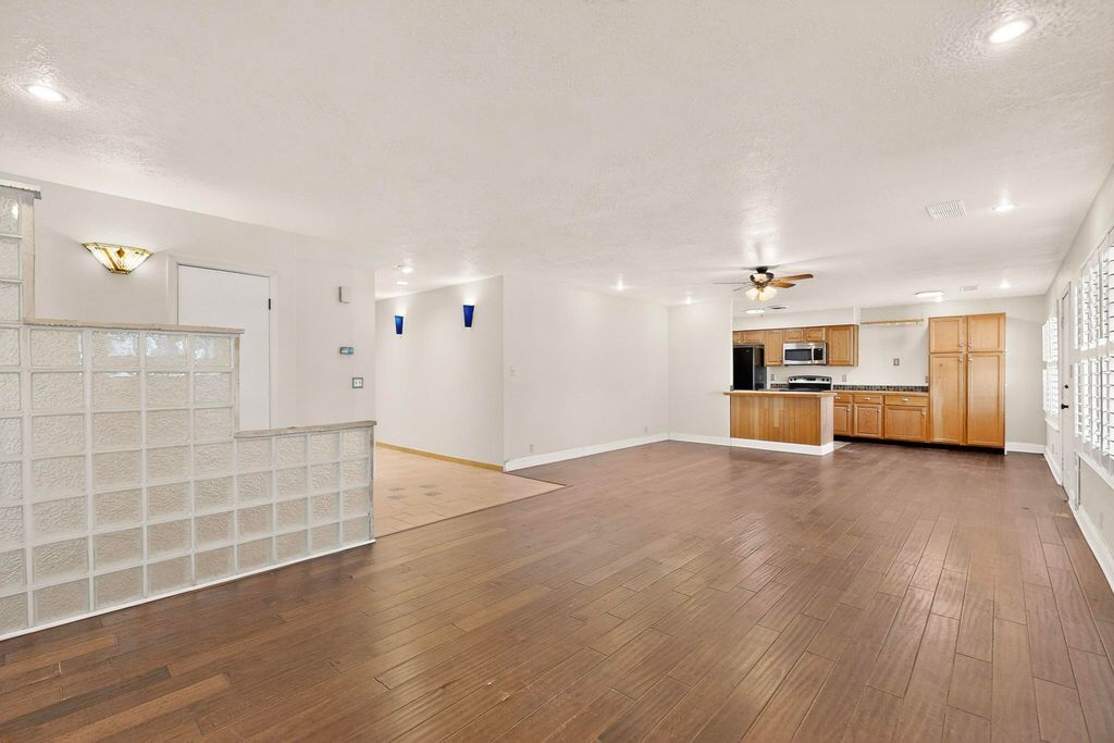 Image 4 of property listing at 6500 Martin Court NE, Albuquerque, NM 87109