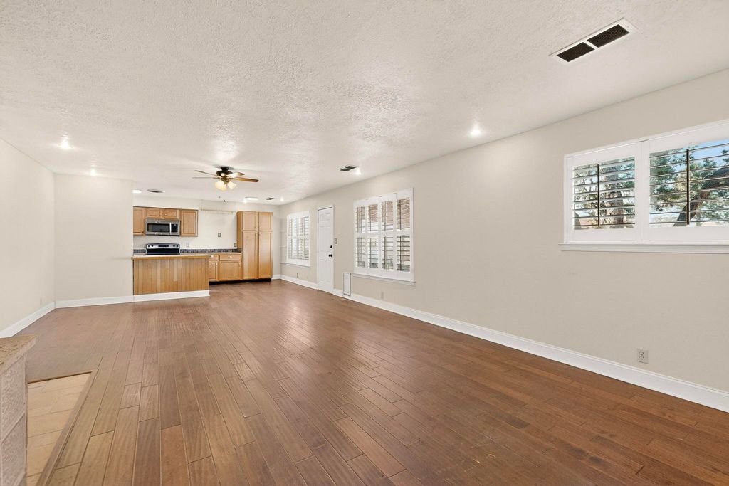 Image 5 of property listing at 6500 Martin Court NE, Albuquerque, NM 87109