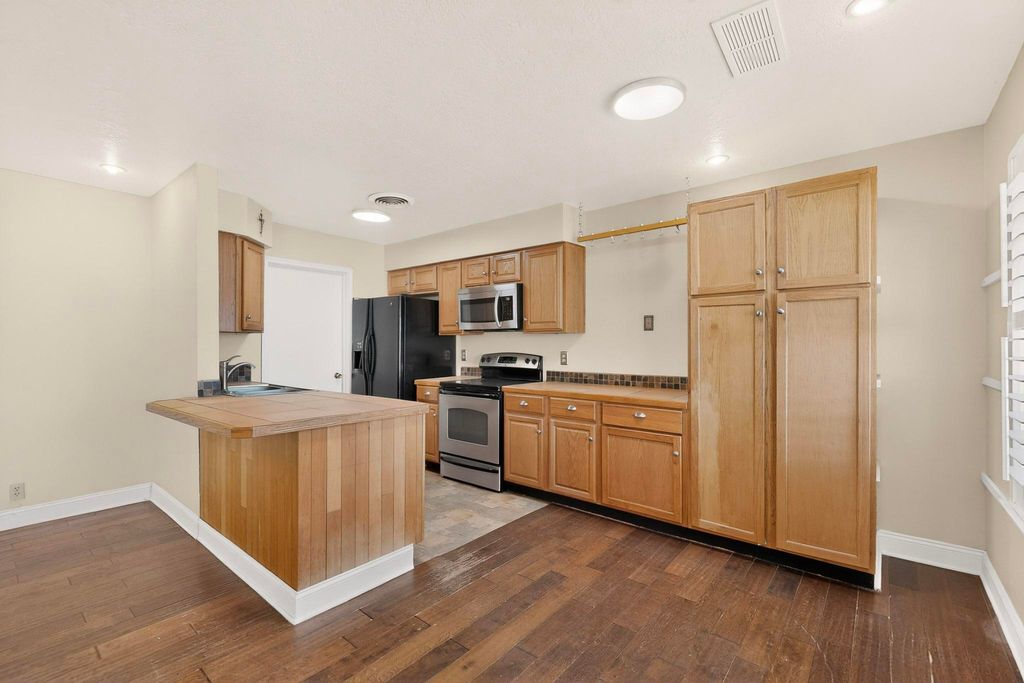 Image 8 of property listing at 6500 Martin Court NE, Albuquerque, NM 87109