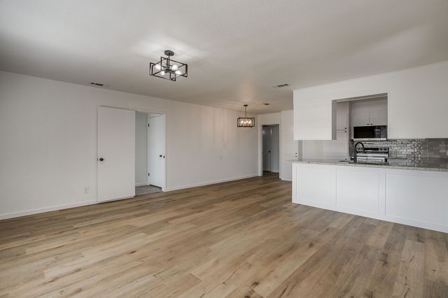 1501 E Henderson Street, Cleburne, TX 76031