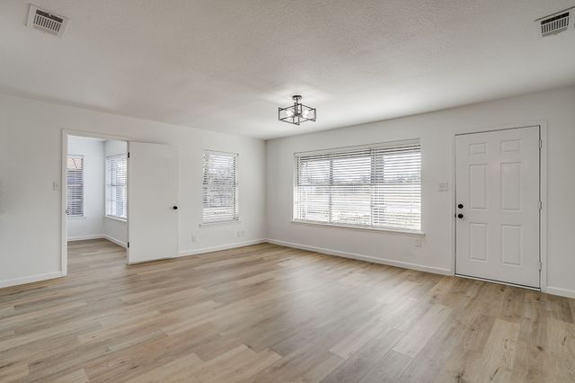 1501 E Henderson Street, Cleburne, TX 76031