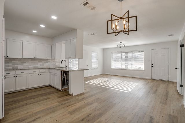 1501 E Henderson Street, Cleburne, TX 76031