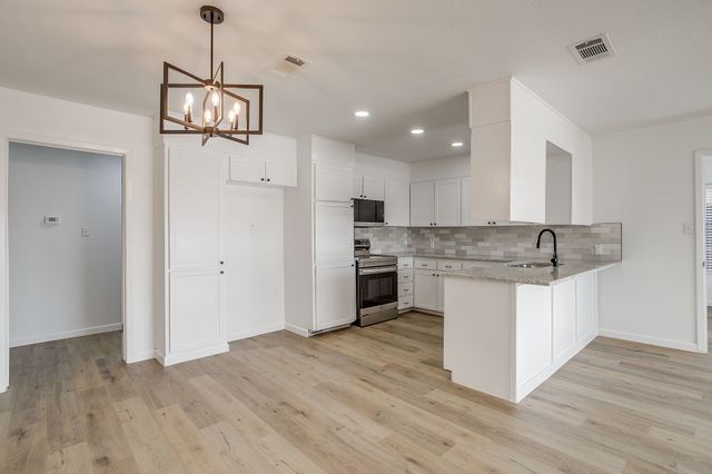 1501 E Henderson Street, Cleburne, TX 76031