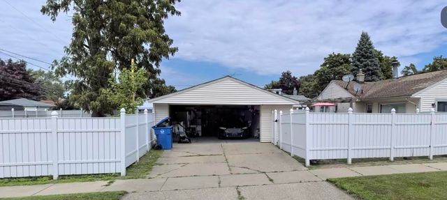 8405 Robindale Avenue, Dearborn Heights City, MI 48127