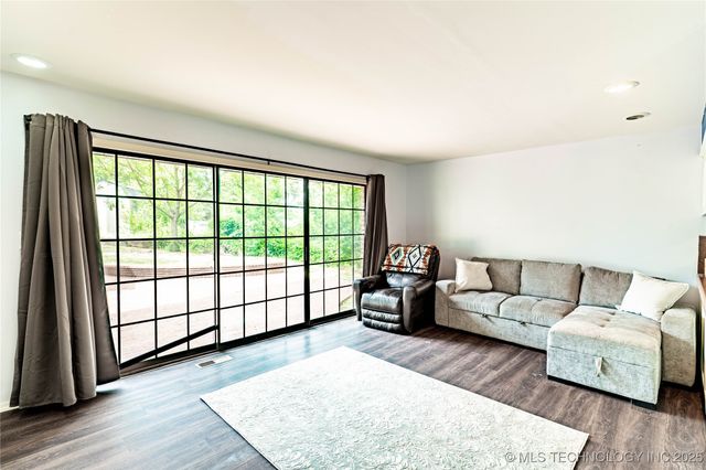 619 W 6th Avenue, Bristow, OK 74010