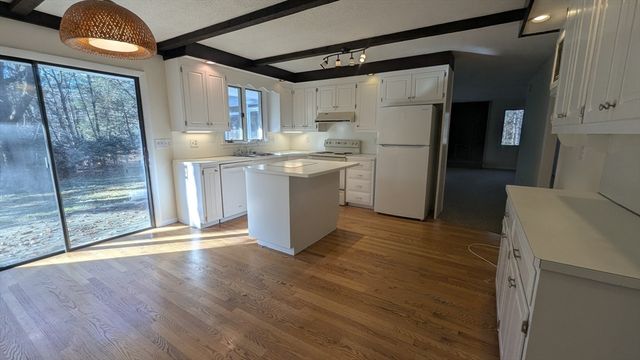 10 Sherwood Ave, Foxboro, MA 02035