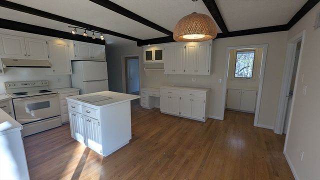 10 Sherwood Ave, Foxboro, MA 02035