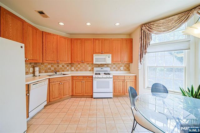 604 Turlington Court 234, Livingston, NJ 07039