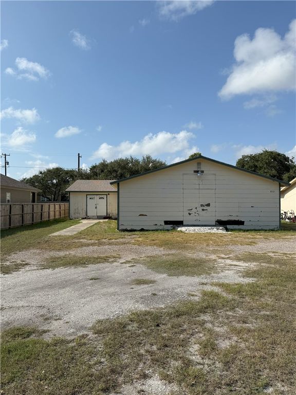 852 S Whitney St, Aransas Pass, TX 78336 — photo 2