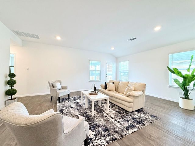 598 Gladiola LOOP, Kyle, TX 78640