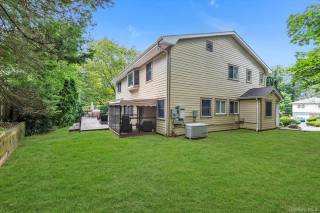 8 Briarfield Drive, Great Neck, NY 11020