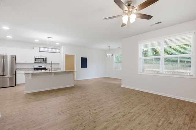 716 Prominence Rd, Columbia, TN 38401