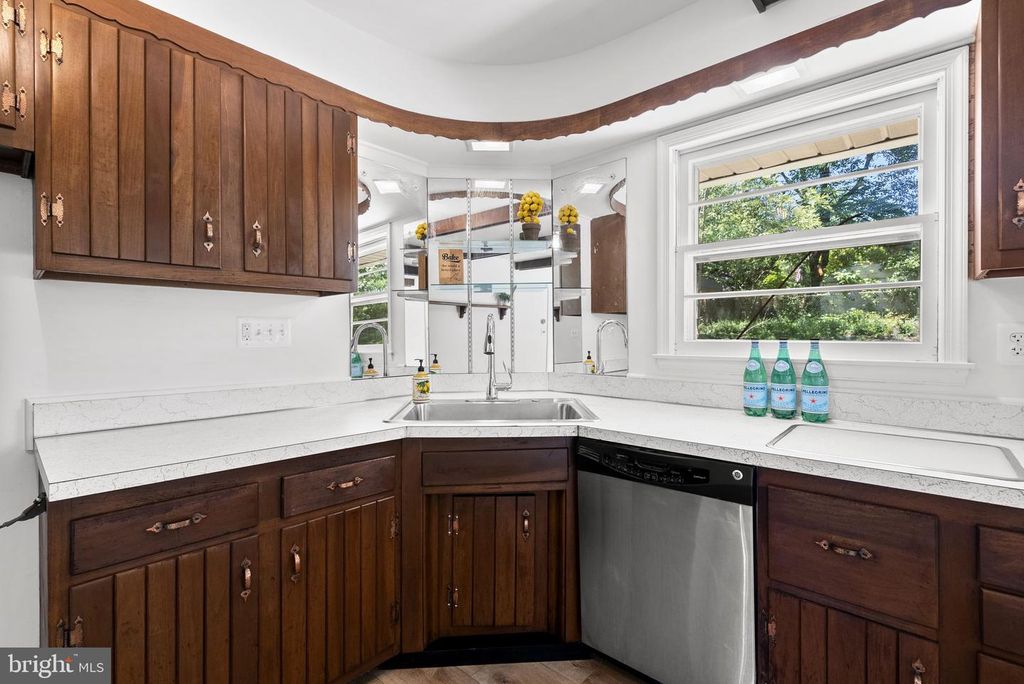 Image 16 of property listing at 12316 PRETORIA DR, Silver Spring, MD 20904