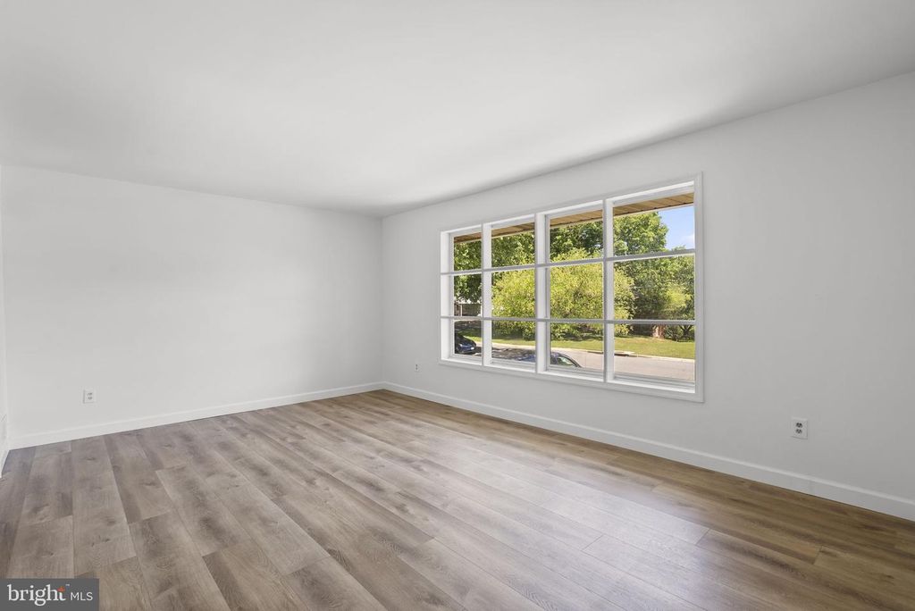 Image 6 of property listing at 12316 PRETORIA DR, Silver Spring, MD 20904