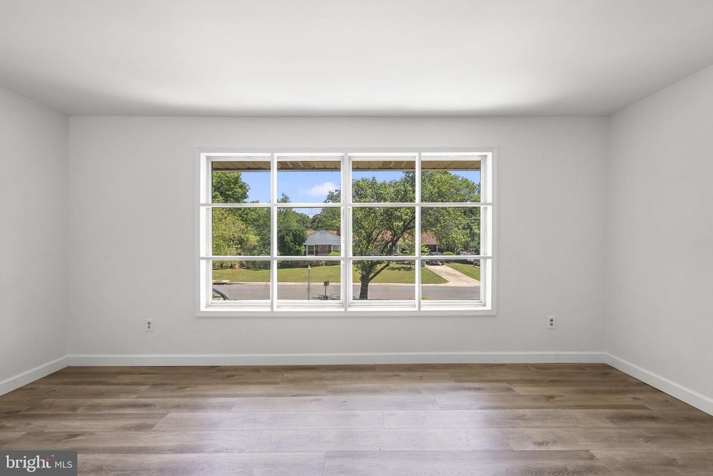 Image 8 of property listing at 12316 PRETORIA DR, Silver Spring, MD 20904