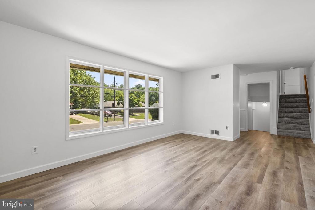 Image 9 of property listing at 12316 PRETORIA DR, Silver Spring, MD 20904