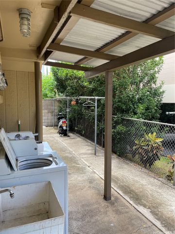 1249 Matlock Avenue B, Honolulu, HI 96814