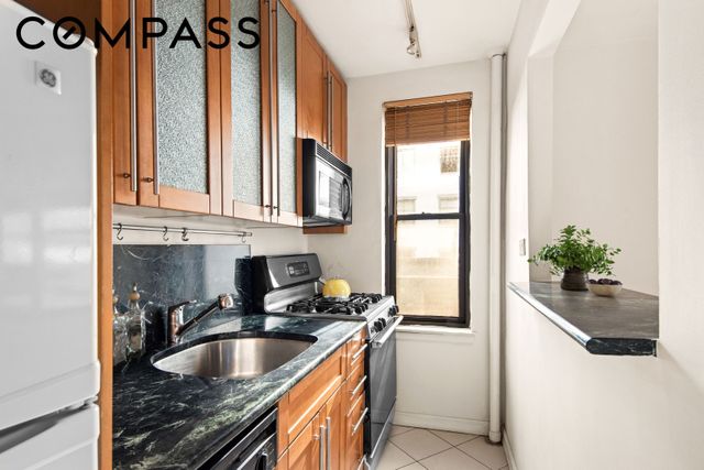 208 E 70th St Apt 6D, New York City, NY 10021