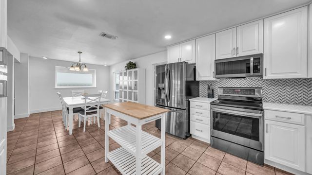 604 Harbor Circle, Azle, TX 76020