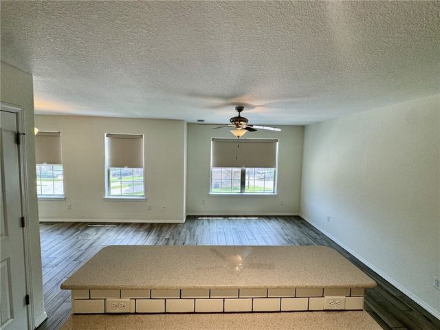 279 S Breakwater Lane, Fayetteville, AR 72704