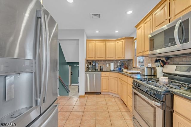 6 Gail Rd, Hillsborough Twp., NJ 08844