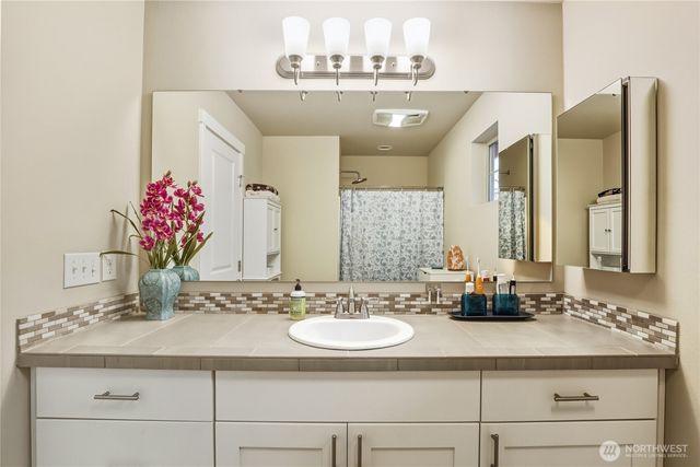 1776 Bungalow Way NE, Poulsbo, WA 98370