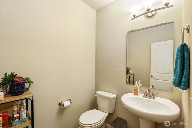 1776 Bungalow Way NE, Poulsbo, WA 98370