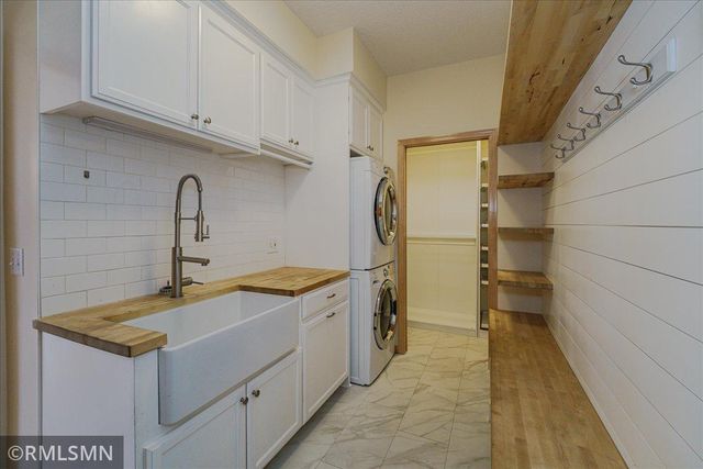 3959 Arlington Drive, Woodbury, MN 55129