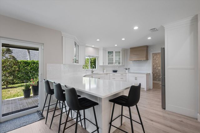 15495 Meadow Wood Drive, Wellington, FL 33414