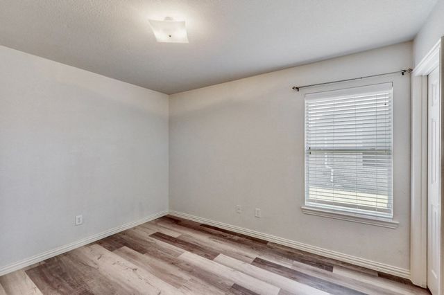 1216 Lake Forest Drive, Grand Prairie, TX 75052