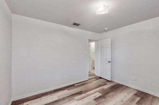 1216 Lake Forest Drive, Grand Prairie, TX 75052