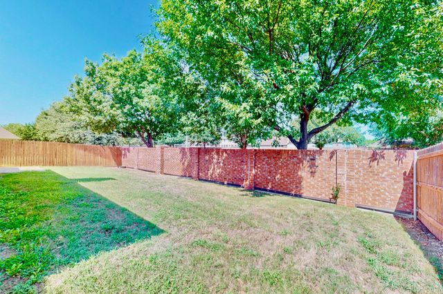 1216 Lake Forest Drive, Grand Prairie, TX 75052