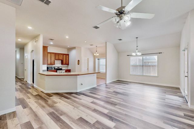 1216 Lake Forest Drive, Grand Prairie, TX 75052