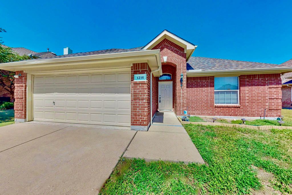 1216 Lake Forest Drive, Grand Prairie, TX 75052
