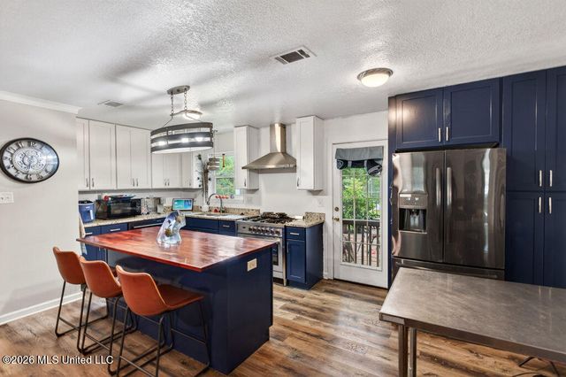 208 Linda Drive, Ocean Springs, MS 39564