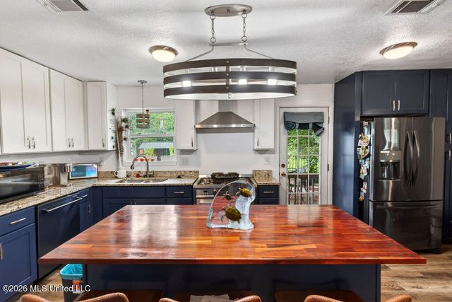208 Linda Drive, Ocean Springs, MS 39564