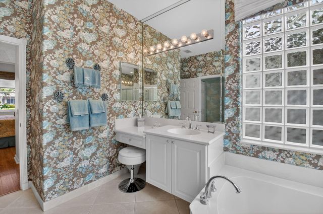 7237 Morocca Lake Drive, Delray Beach, FL 33446