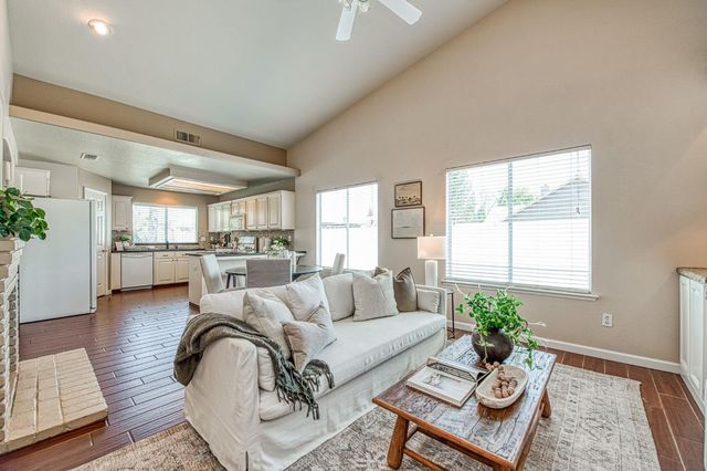 2254 E Quincy Avenue, Fresno, CA 93720