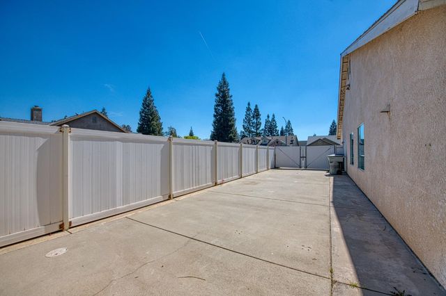 2254 E Quincy Avenue, Fresno, CA 93720